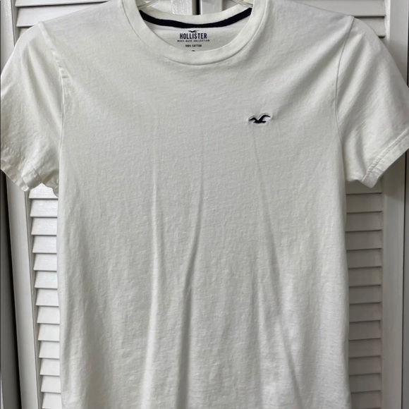 Hollister t-shirt (Size XS) - Picture 2 of 4